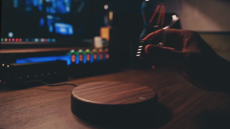 Cargar y reproducir video en Gallery Viewer, Levitating Bulb Lamp Magnetic Floating LED Light Desk Lamp Table lamp Night Light, 360 Degree Automatic Rotating Light for Unique Gifts Gaming Room Home Office Decor
